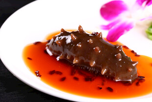 红烧海参摆于精致盘中