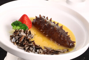 海参配米饭与酱汁摆盘