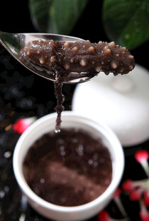 勺子舀起的美味黑米粥