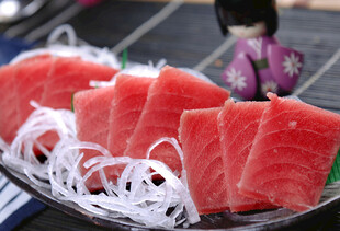 新鲜金枪鱼刺身摆盘