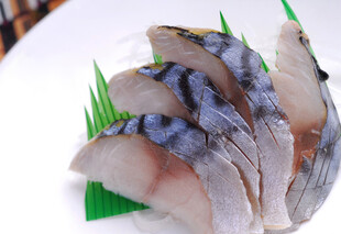 精美摆盘的特色生鱼片