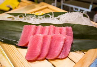 新鲜金枪鱼片刺身摆盘