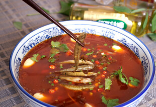 香辣诱人的红油火锅食材