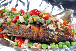 锡纸烤鱼配多彩蔬菜