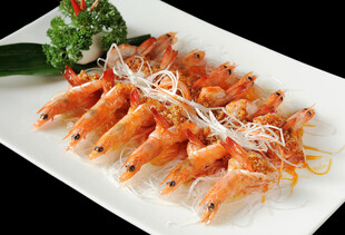 精美摆盘的蒜蓉粉丝蒸虾