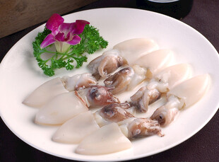 白盘上的美味鱿鱼菜肴