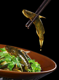 筷子夹起美味青椒小鱼