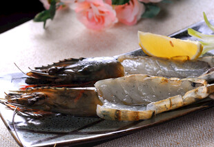 新鲜大虾摆盘配柠檬