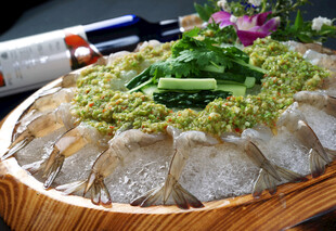 竹篮盛摆的美味生鱼片