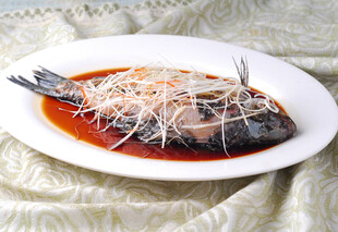 红烧鲫鱼配银丝状配菜