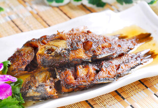 香煎美味鱼摆放在盘中