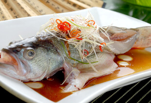 清蒸鲜鱼摆盘中