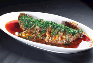 红烧鱼摆盘中的美味佳肴