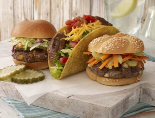 美味汉堡与玉米卷组合