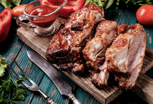 美味烤排骨搭配新鲜蔬菜