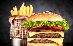 美味多层汉堡与金黄薯条