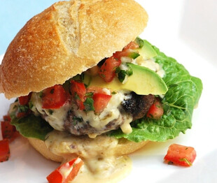 美味多汁的牛肉汉堡