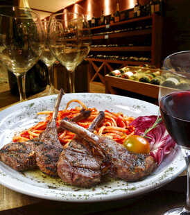 美味牛排配红酒与佳肴