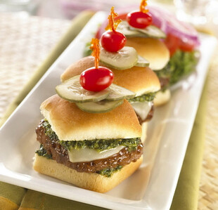 美味迷你汉堡配蔬菜装饰