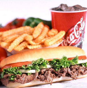 美味牛肉三明治配薯条可乐