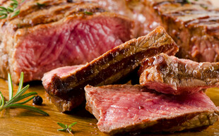 美味多汁的切片牛排