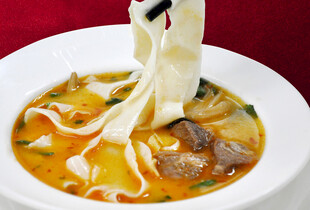 牛肉汤宽面特写