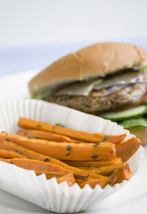 美味汉堡配香脆红薯条