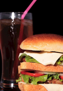 美味汉堡配清凉饮料