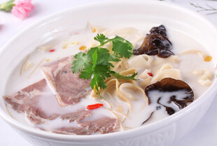 滋补羊肉菌菇汤