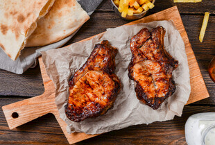 烤牛排与饼的美味组合