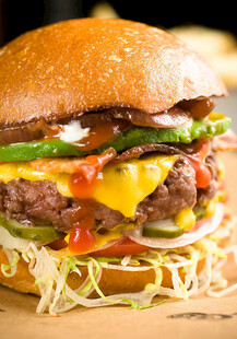 美味多汁的双层牛肉汉堡