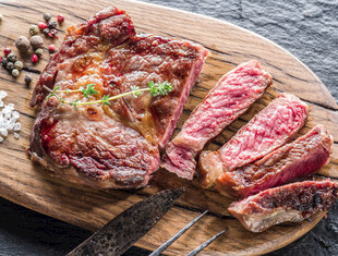 美味牛排切片摆于木盘