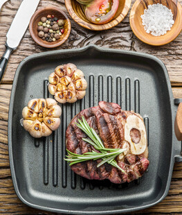 美味牛排搭配烤蒜与香草