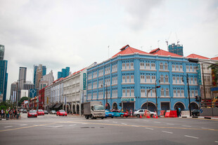 蓝白建筑与城市街景