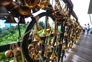 挂满金铃的户外木质走廊