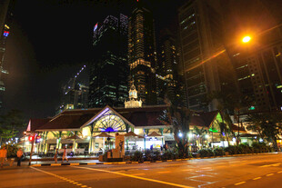 城市夜晚灯火璀璨的街景