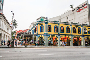 新加坡街头色彩鲜艳的建筑