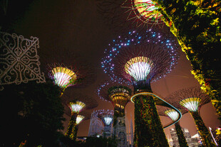夜晚璀璨烟花下的城市灯景