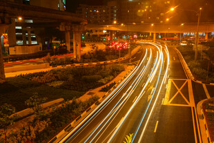 城市夜景下的车流光影