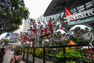 城市街头的镜面雕塑景观