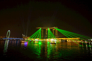 璀璨灯光下的桥梁夜景