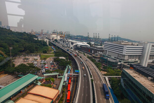 城市高架桥与周边建筑景观