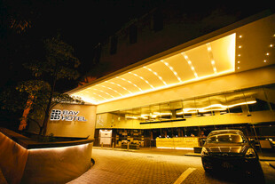 夜晚停车场的明亮入口