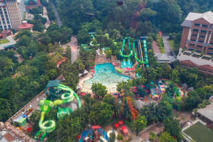 水上乐园多彩游乐设施景观