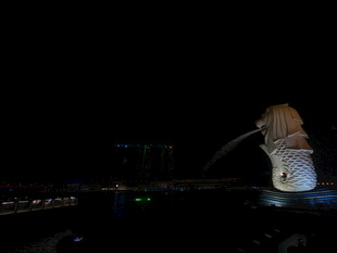 舞台上的歌手表演