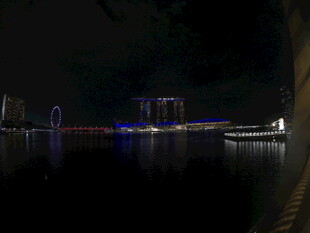 夜晚湖边绚烂灯光景致