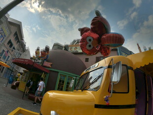 街头的可爱卡通雕塑景观