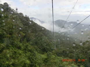 山间缆车穿梭于云雾丛林