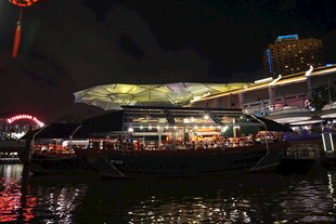 城市河畔璀璨夜景