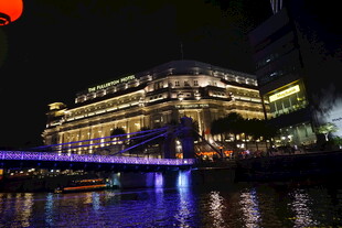 外滩夜景 璀璨建筑映江面